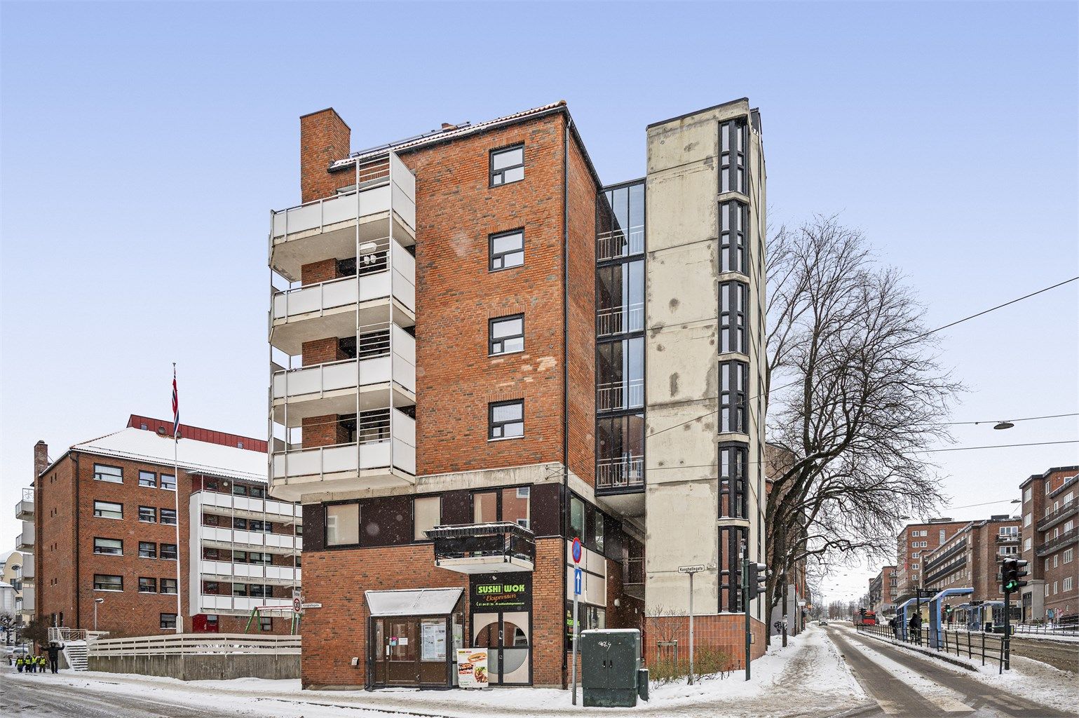 Fasaden sett fra Konghellegata/Trondheimsveien. Inngang i trappehuset til høyret, og heis opp to etasjer. 