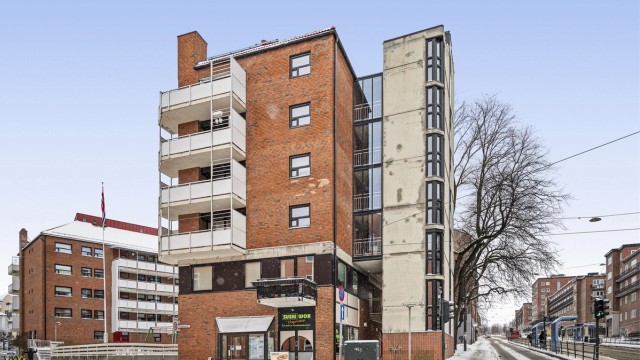 Fasaden sett fra Konghellegata/Trondheimsveien. Inngang i trappehuset til høyret, og heis opp to etasjer.