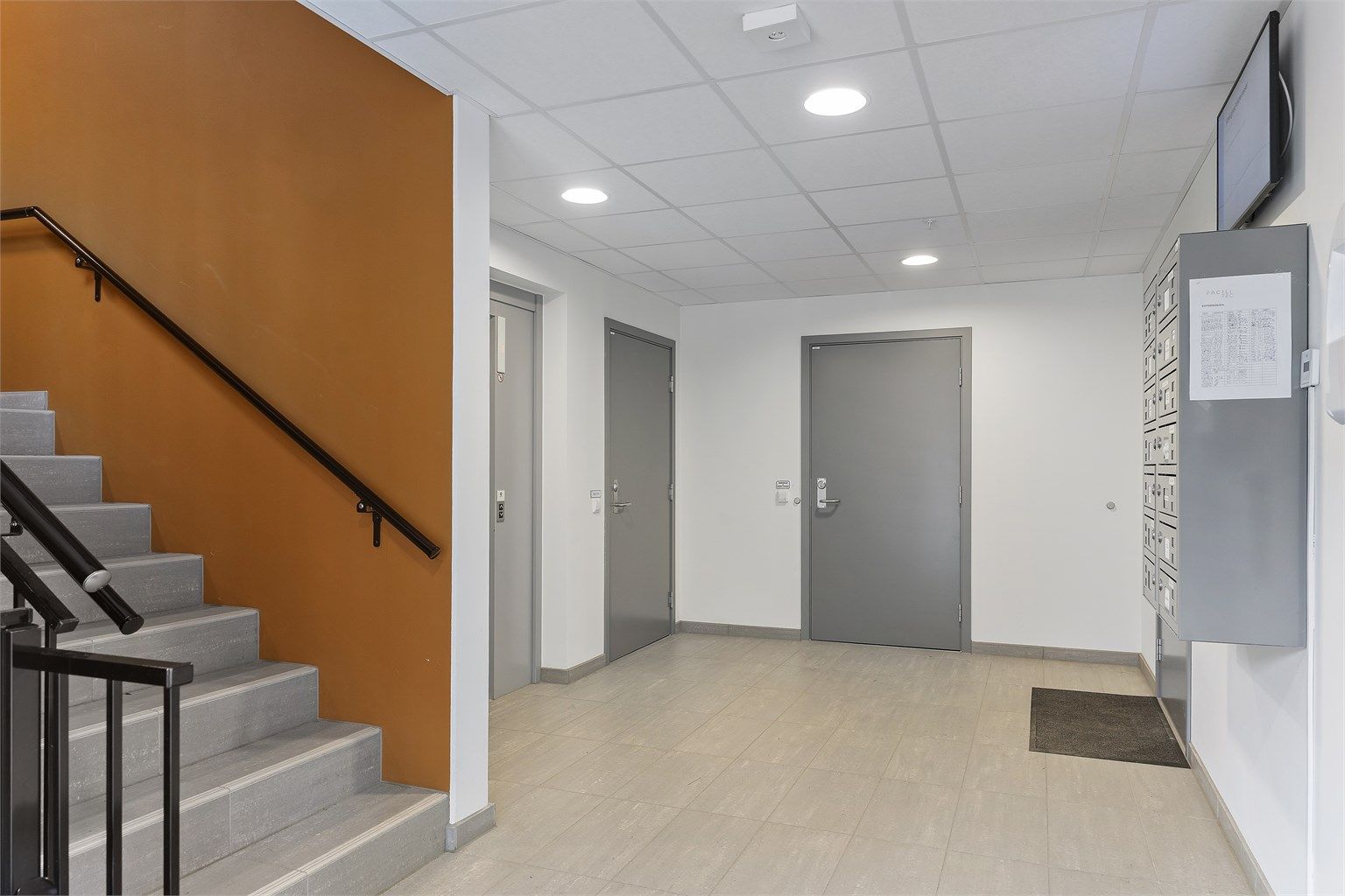 Hyggelig felles inngangsparti med heis