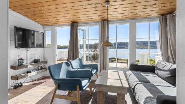 Hytta inneholder stue, kjøkken og 2 soverom.