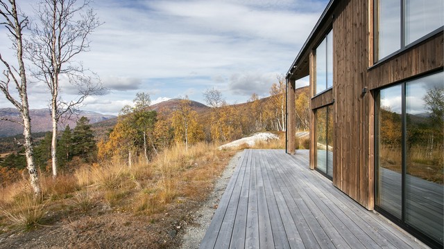 Åpent utsyn mot fjellene og omkringliggende natur fra terrasseplattingen.
