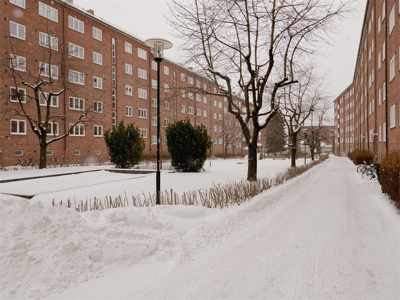 Leiligheten ligger sentralt til på populære Carl Berner med alt av servicetilbud rett utenfor døren.