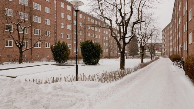 Leiligheten ligger sentralt til på populære Carl Berner med alt av servicetilbud rett utenfor døren.