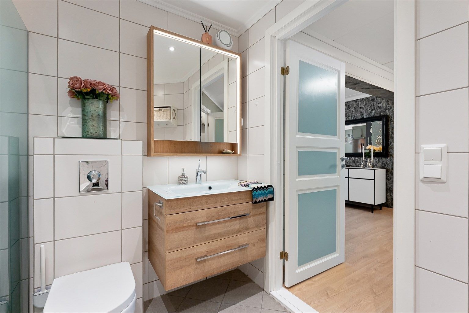 Bad er innredet med servant skap og speilskap fra 2024