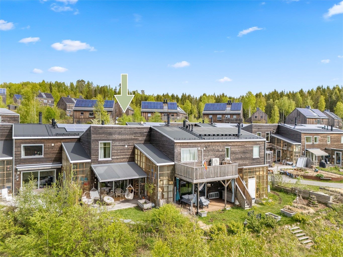 Velkommen til Nøkkefaret 17. Et pent rekkehus beliggende i Økolandsbyen ved Hurdalsjøen, med umiddelbar nærhet til skog, skiløyper og badeplasser.
Foto: [Morten Eriksen]