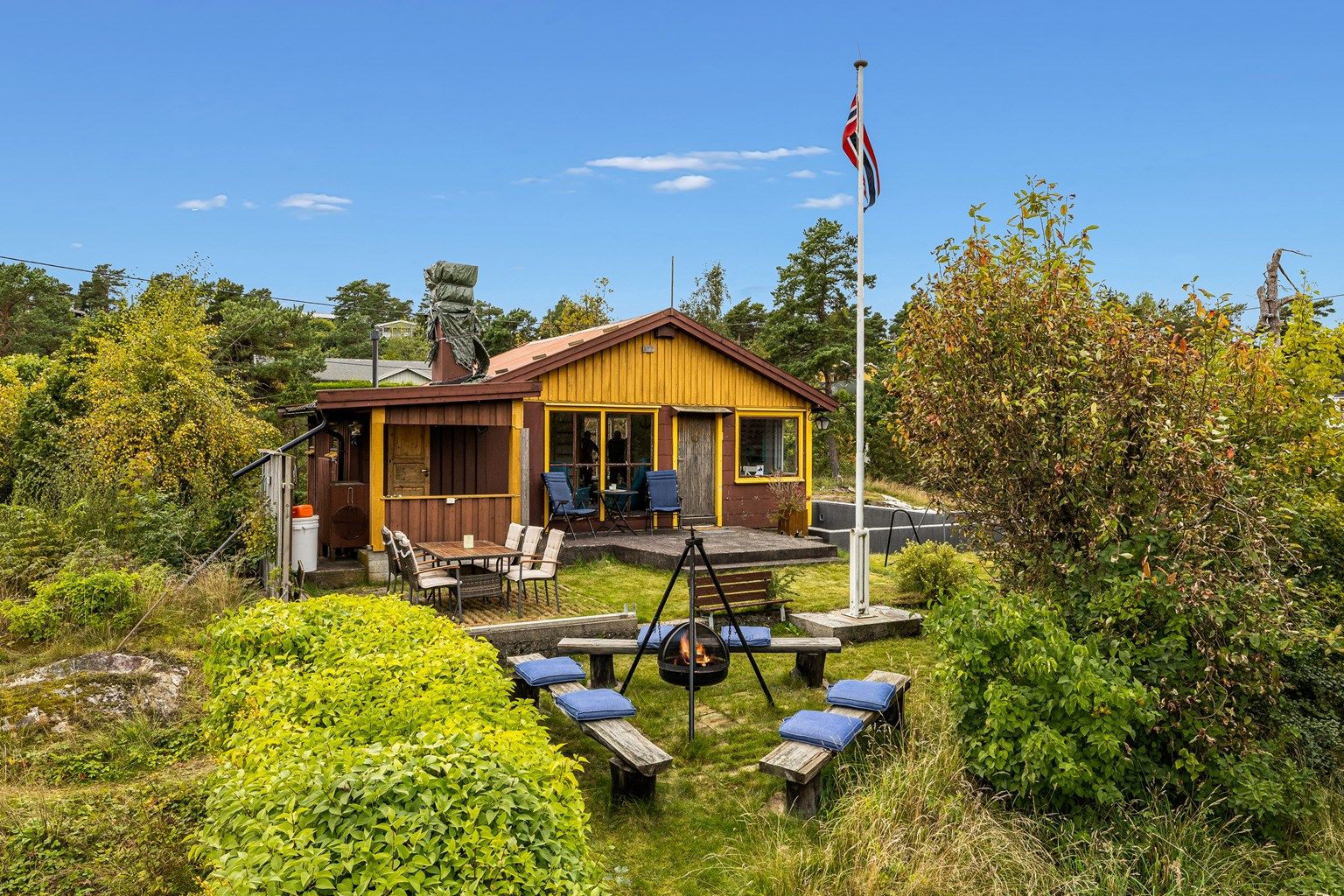Usjenert og solrik beliggenhet med fin sjøutsikt og fine uteplasser.