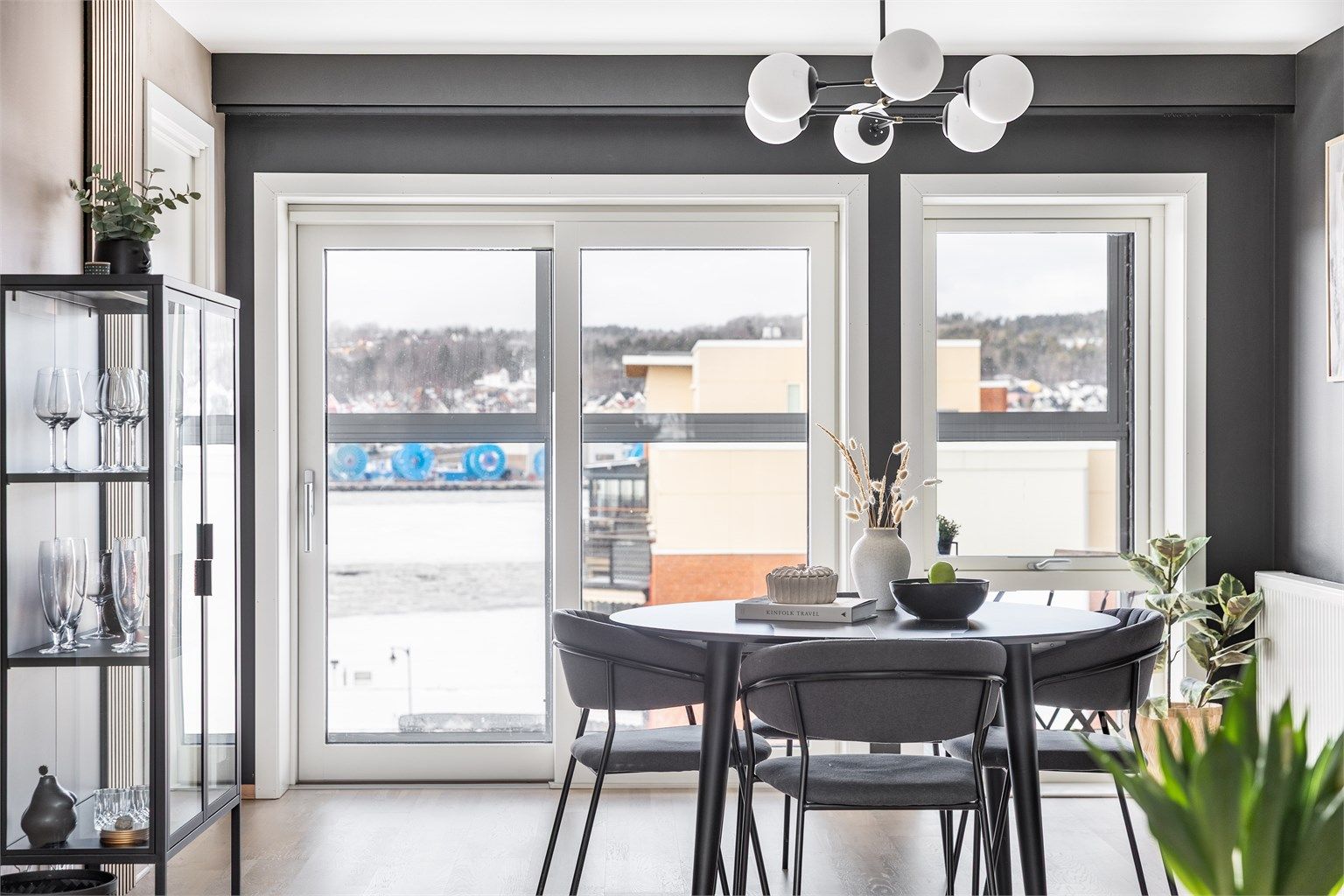 Leiligheten er høyt beliggende i fjerde etasje, øverst i bygget og med fin utsikt til både Mossesundet og Jeløy. Innsyn er det i praksis ikke.
Fotograf; Børge Oppegård.