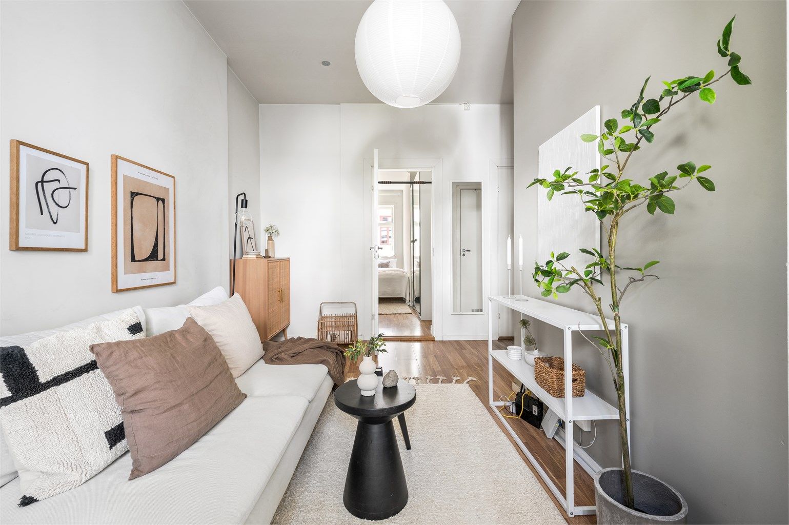 Leiligheten er gjennomgående og fremstår moderne og tidløs.