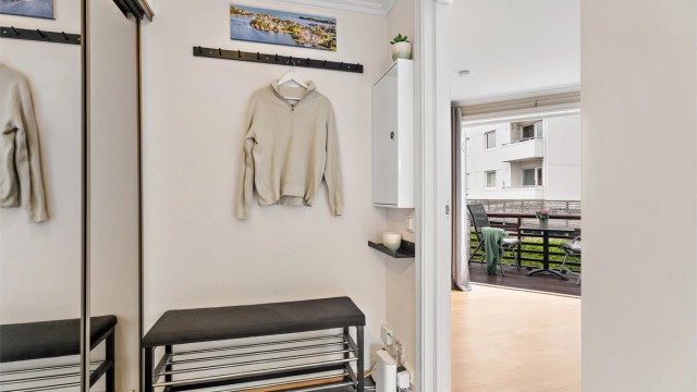 Lys og innbydende entré som gir et godt førsteinntrykk og har god plass til avheng av yttertøy.