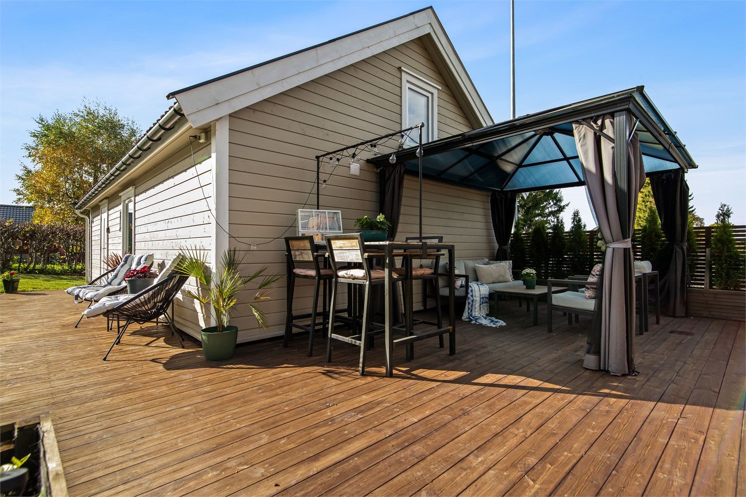 Romslig terrasseplatting med god plass til flere sittegrupper. Her får du også rikelig med sol.