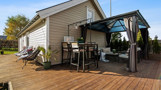 Romslig terrasseplatting med god plass til flere sittegrupper. Her får du også rikelig med sol.