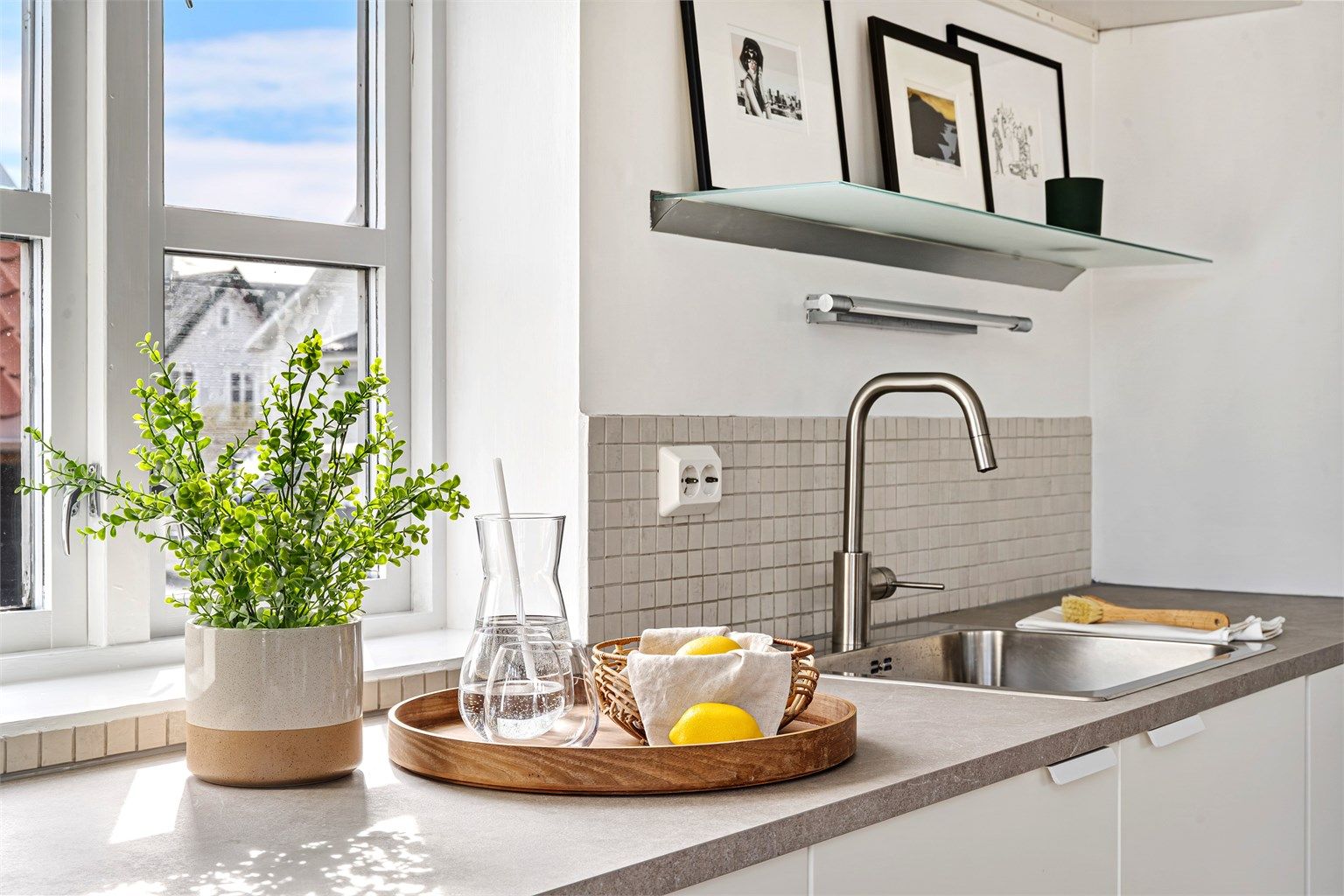 Integrerte komfyr, koketopp og oppvaskmaskin. Bra med oppbevaring i skuffer og skap. Fliser på vegg og benk