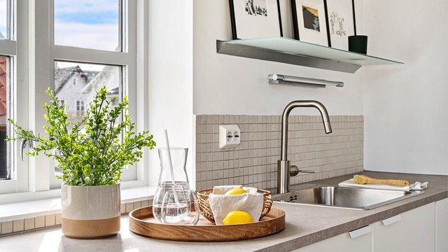 Integrerte komfyr, koketopp og oppvaskmaskin. Bra med oppbevaring i skuffer og skap. Fliser på vegg og benk