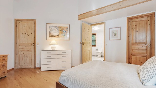 Romslig hovedsoverom i første etasje, med god takhøyde og plass til stor dobbeltseng og klesoppbevaring. Soverommet har eget bad, , walk-in-closet og adkomst ut i hagen.