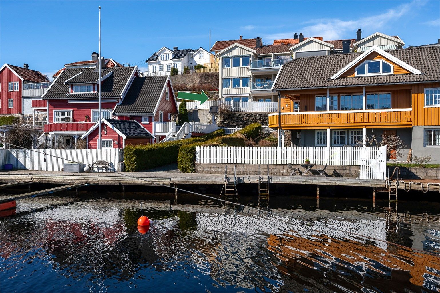 Idyllisk og attraktiv beliggenhet ved vannkanten.
