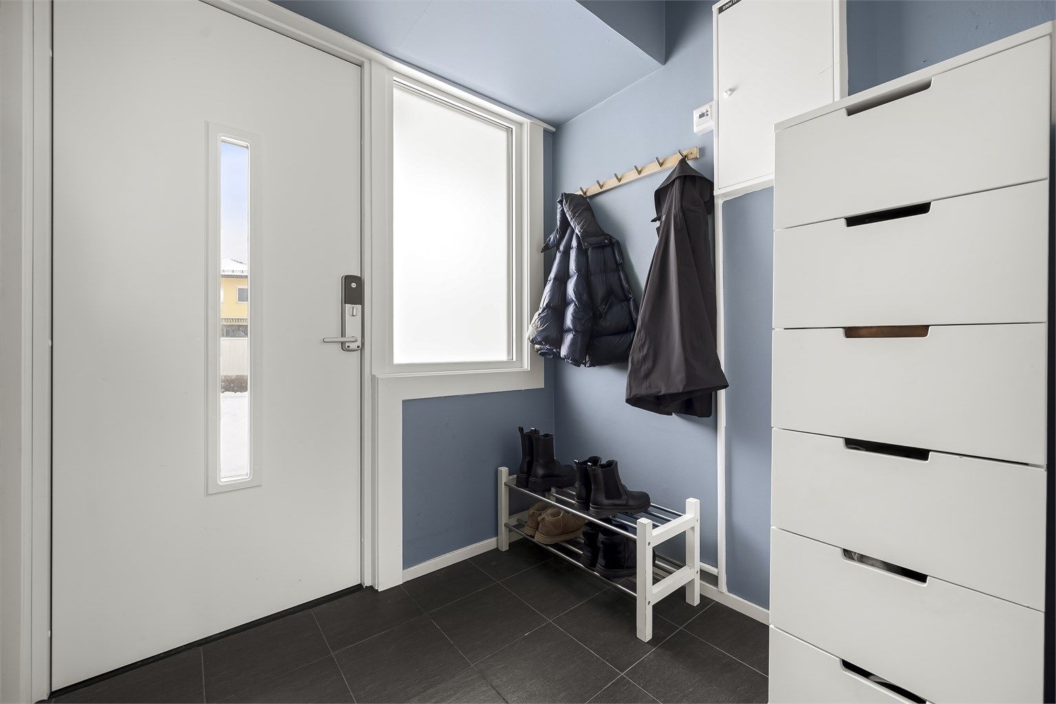 God plass til diverse oppbevaring av yttertøy i entréen. Varmekabler i gulvet. 