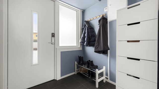 God plass til diverse oppbevaring av yttertøy i entréen. Varmekabler i gulvet.