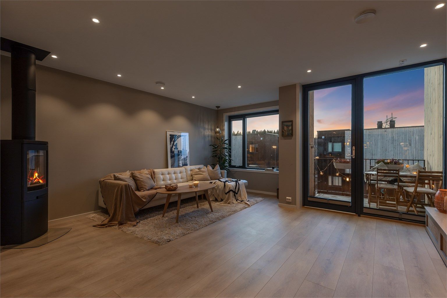 Stuen er lys og innbydende med plass til sofa, salongbord og TV-seksjon.