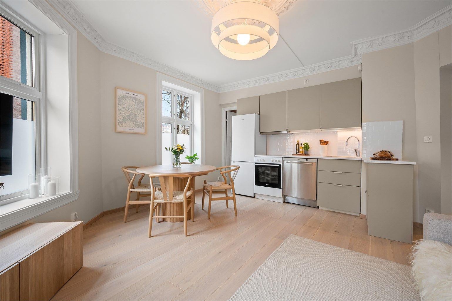 Stuen oppleves som lys og innbydende. Tre store vinduer slipper inn rikelig med dagslys.