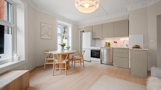 Stuen oppleves som lys og innbydende. Tre store vinduer slipper inn rikelig med dagslys.