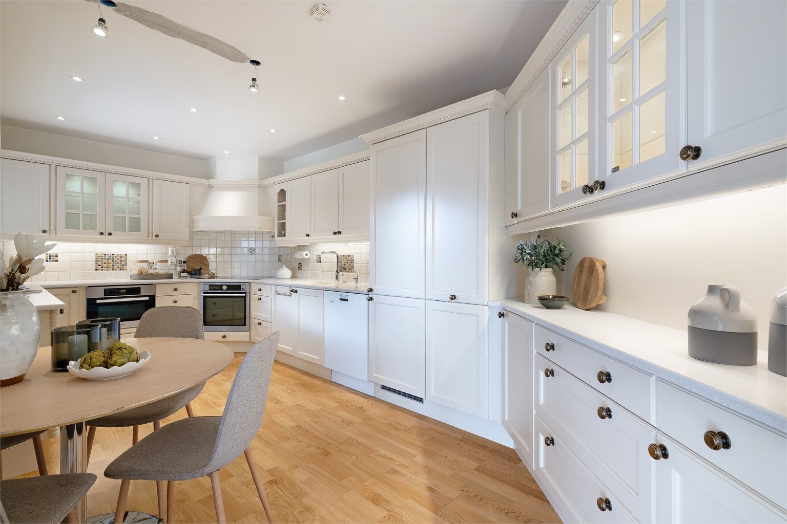 Kjøkkenet er holdt i en delvis åpen løsning mot stuen, som gjør at rommet blir et naturlig og sosialt samlingspunkt i boligen.