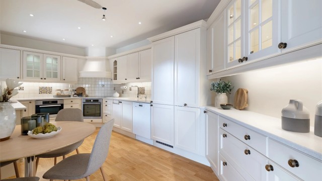 Kjøkkenet er holdt i en delvis åpen løsning mot stuen, som gjør at rommet blir et naturlig og sosialt samlingspunkt i boligen.