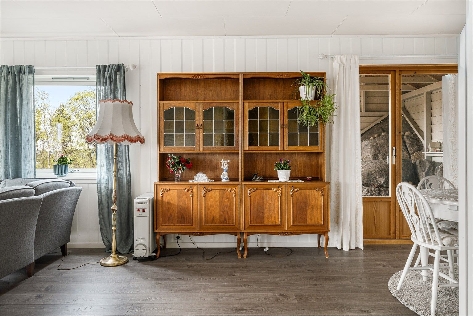 De store vindusflatene slipper godt med naturlig lys inn i rommet