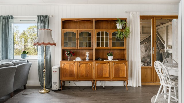 De store vindusflatene slipper godt med naturlig lys inn i rommet