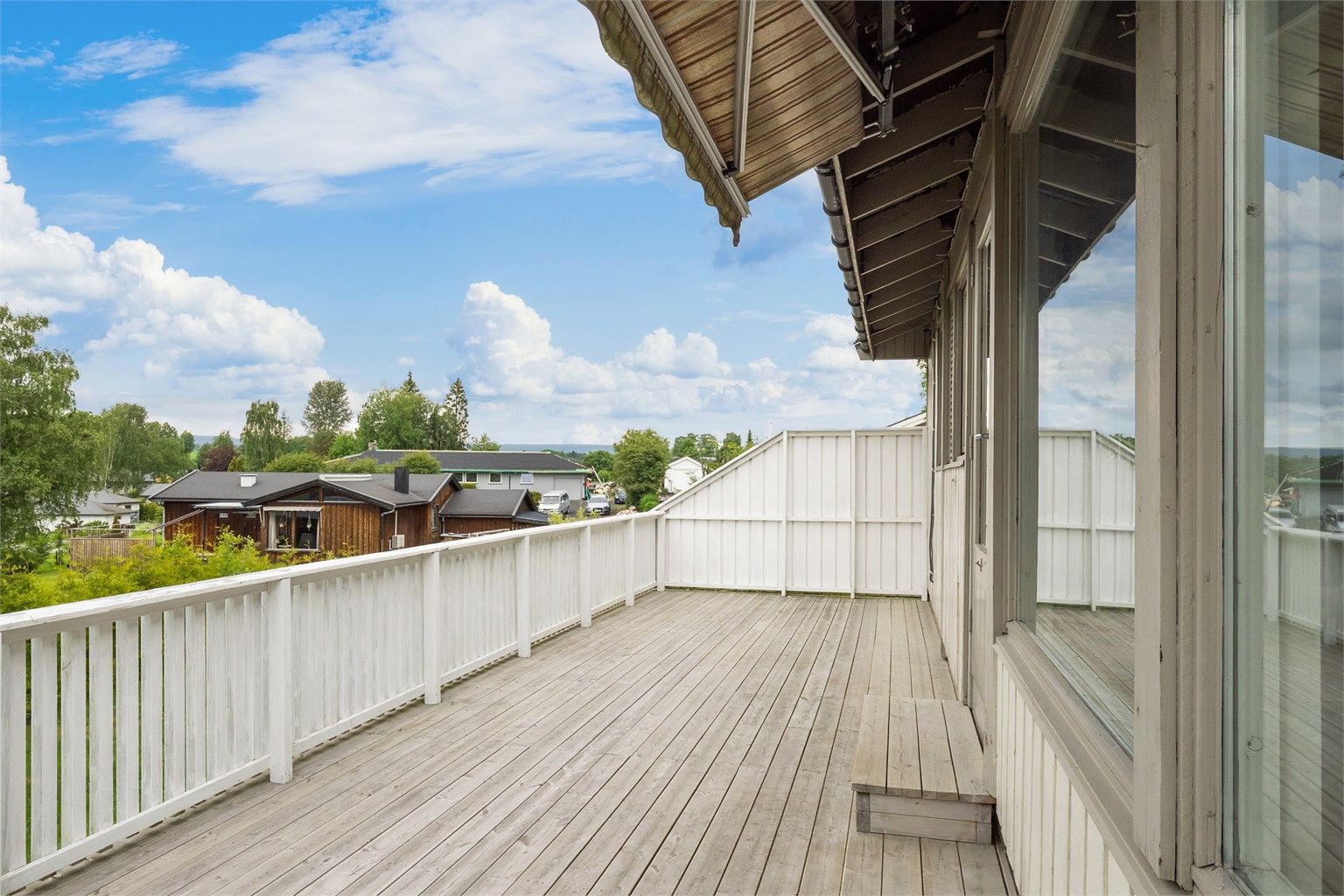 Fra stuen er det utgang til en romslig veranda med gode solforhold og plass til utemøbler.