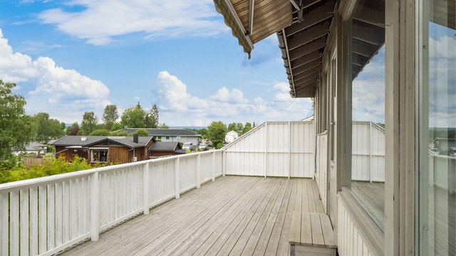 Fra stuen er det utgang til en romslig veranda med gode solforhold og plass til utemøbler.