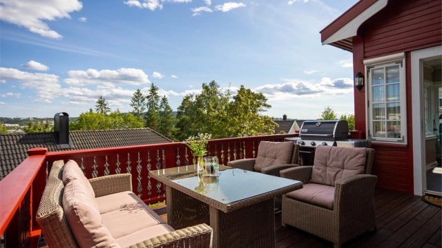 Terrassen på 15 m² nås direkte fra stuen og er stedet der sommerkveldene forlenges. Foto: Henrik Eriksen