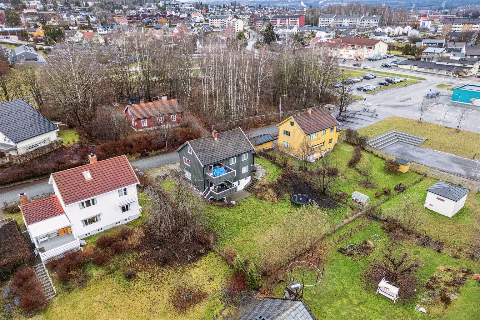 Gangavstand til matbutikk, CC Hamar og andre sentrumsfasiliteter. 