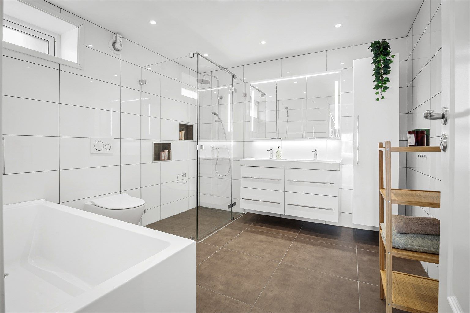 Badet i underetasjen ble oppgradert i 2018, med heldekkende dobbelservant og gulvvarme.