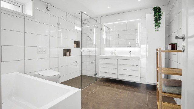 Badet i underetasjen ble oppgradert i 2018, med heldekkende dobbelservant og gulvvarme.