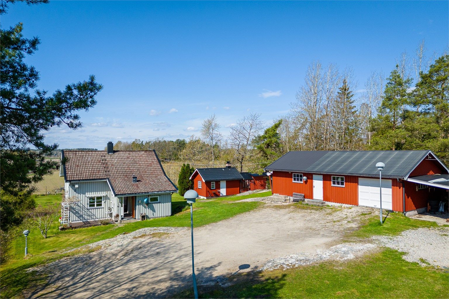 Gamle Kjellerødvei 2 presenteres av Kenneth Graarud Olsen i Krogsveen. Et sjarmerende lite småbruk, idyllisk beliggende rett utenfor Karlshus.