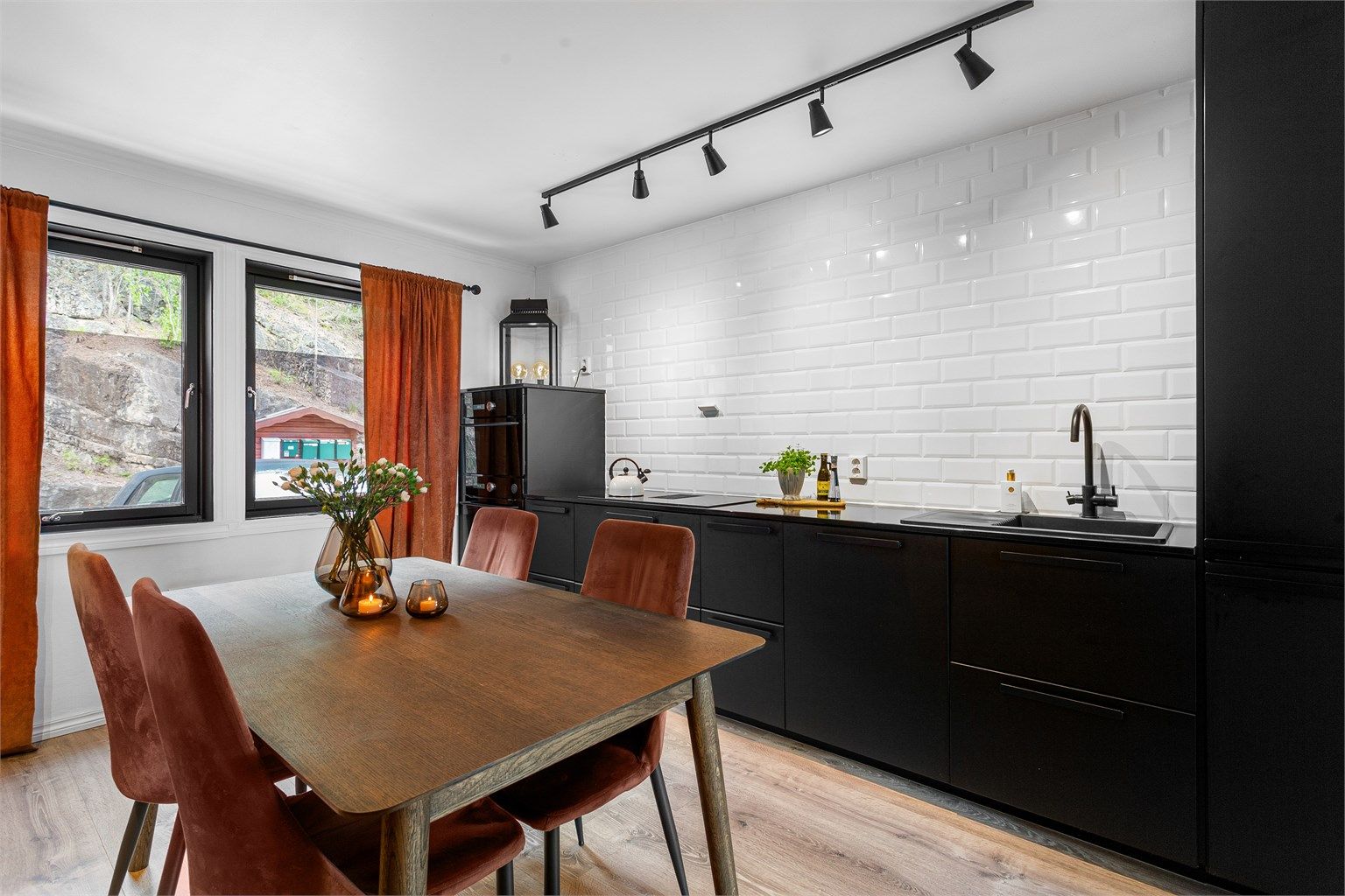 Mulighet for spiseplass i midten av rommet.