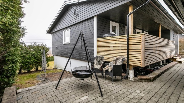 Ved inngangspartiet på øvre del av tomten finnes mer intime uterom, blant annet en østvendt veranda.