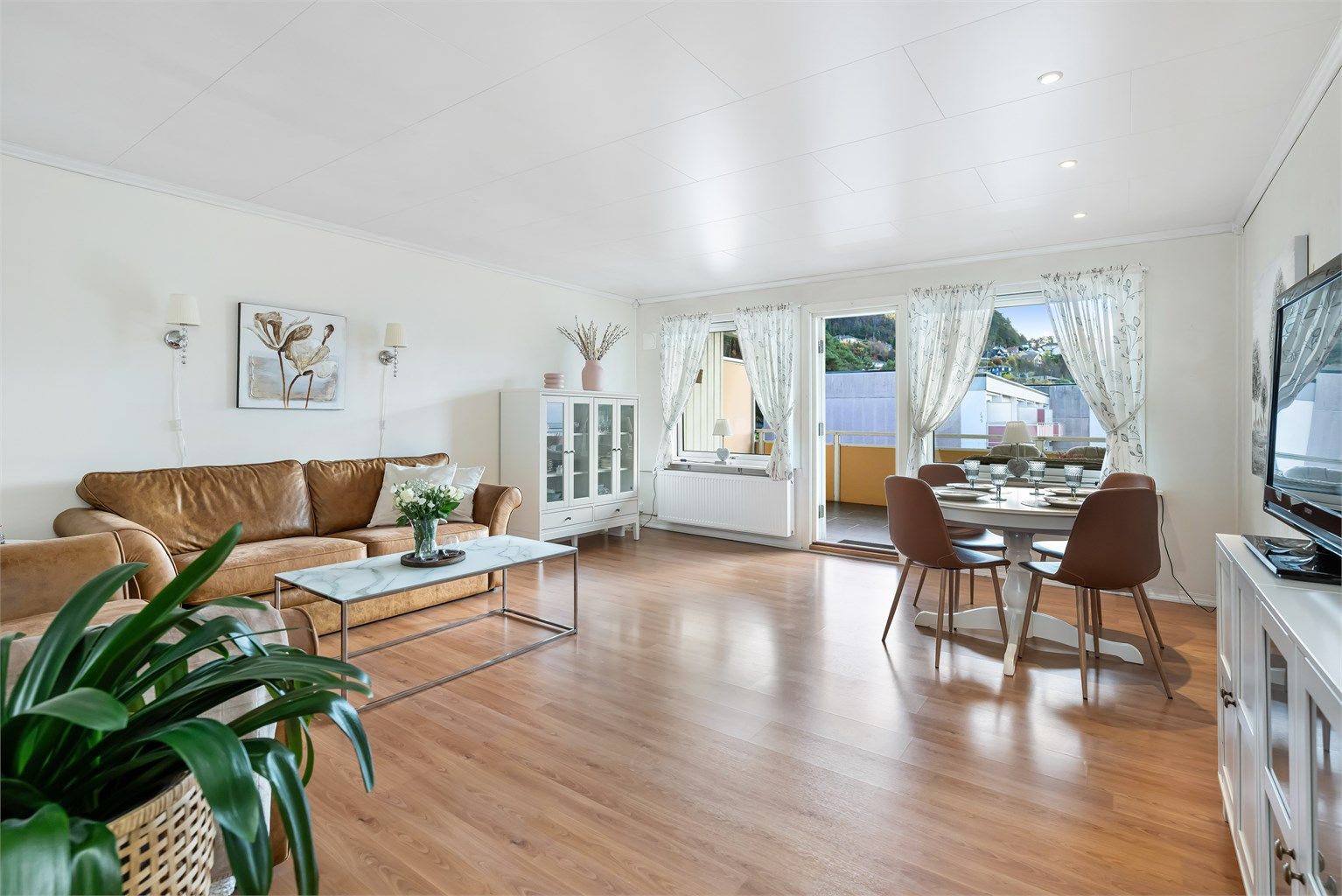 Lys og romslig stue med god plass til det du trenger av møblement