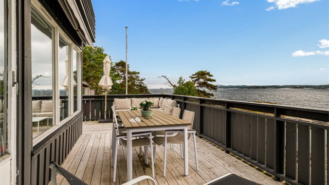 Terrassen har rikelig med plass til både stort langbord og egen sittegruppe. Her er det god plass til hele familien på en varm sommerdag.