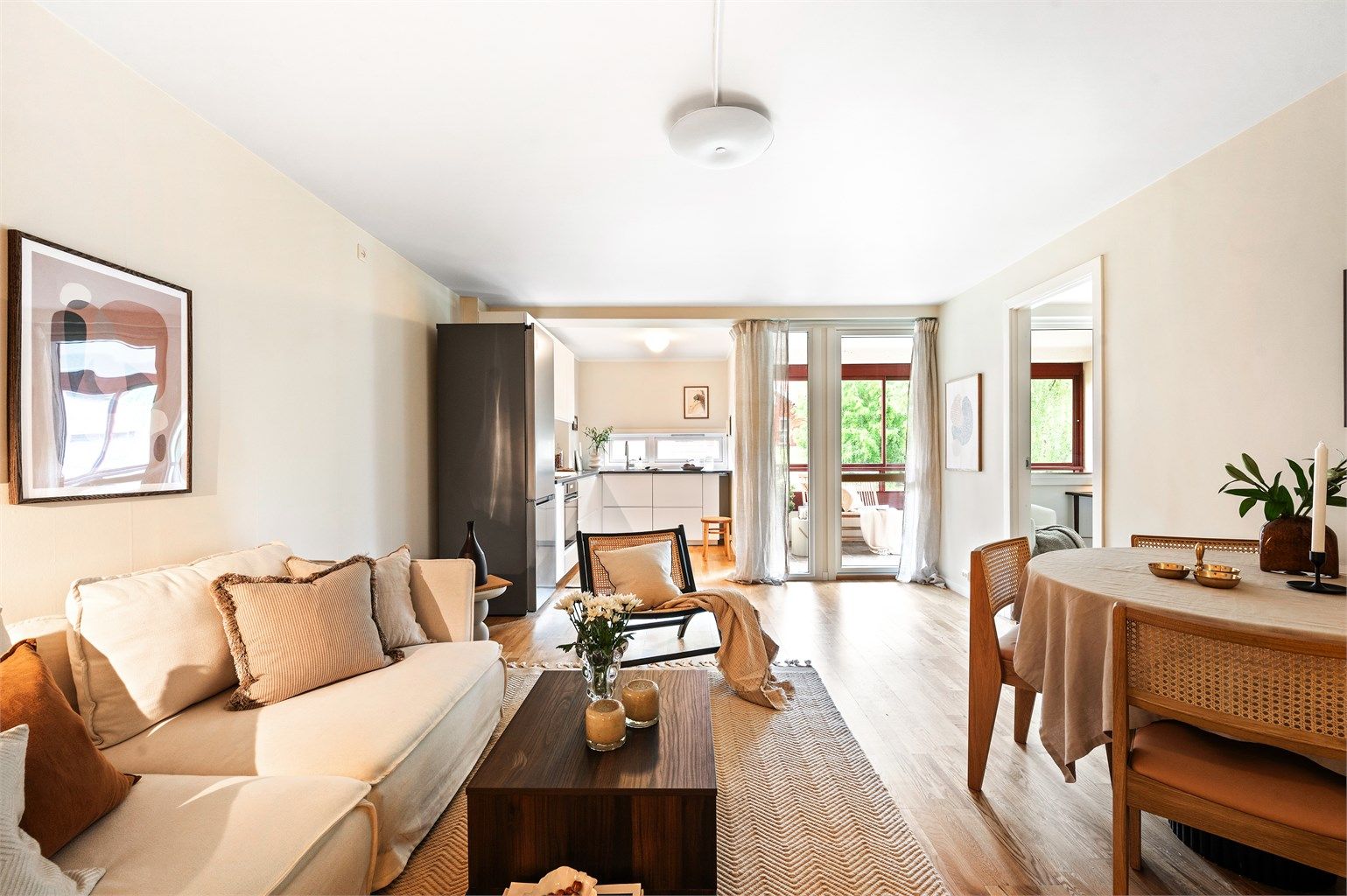 Leiligheten har en lys og praktisk planløsning med svært gode lysforhold fra store vindusflater og oppleves således luftig.