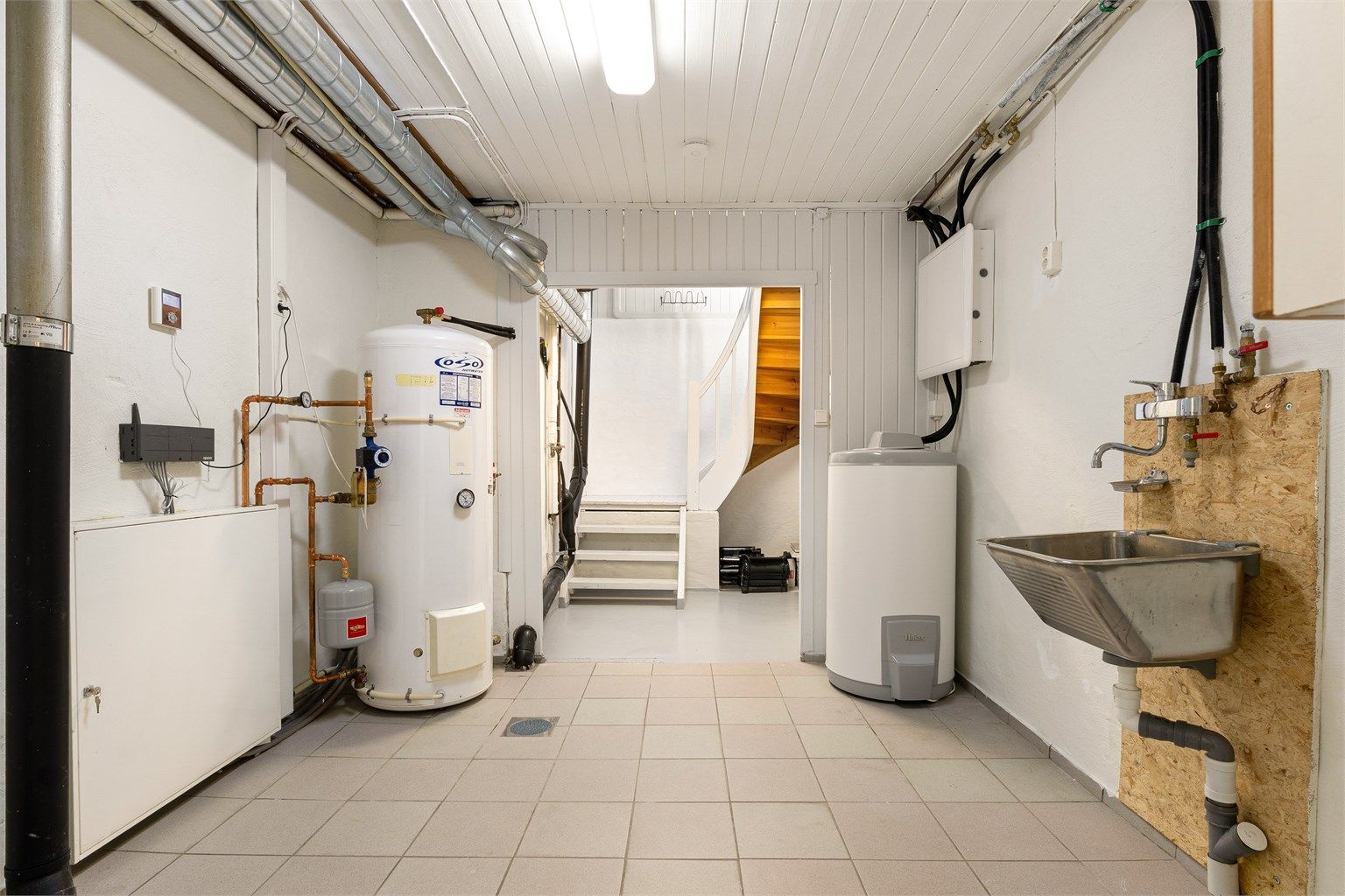 Deler av underetasjen tilhører hovedetasjen med trapp ned fra entreèn til teknisk rom og en bod.