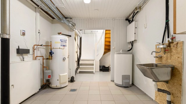 Deler av underetasjen tilhører hovedetasjen med trapp ned fra entreèn til teknisk rom og en bod.