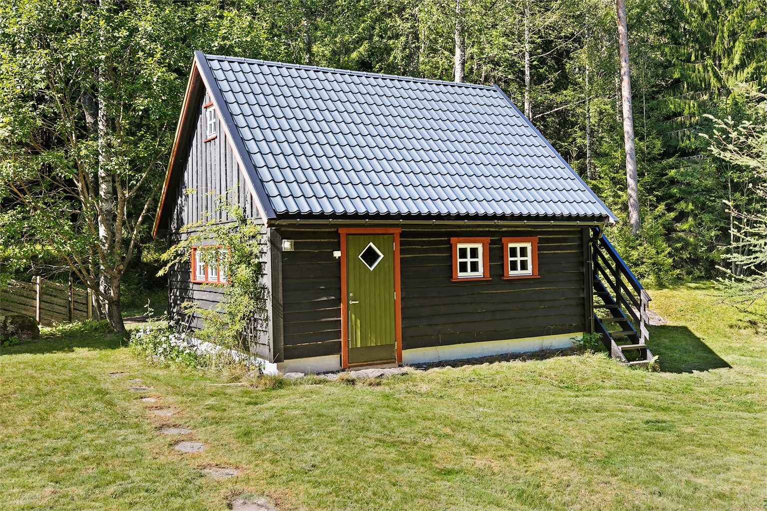 Garasjen har hems i 2. etasje med trapp utvendig. 