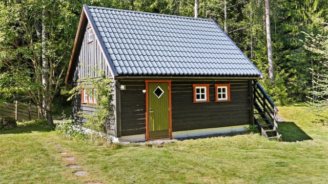 Garasjen har hems i 2. etasje med trapp utvendig.