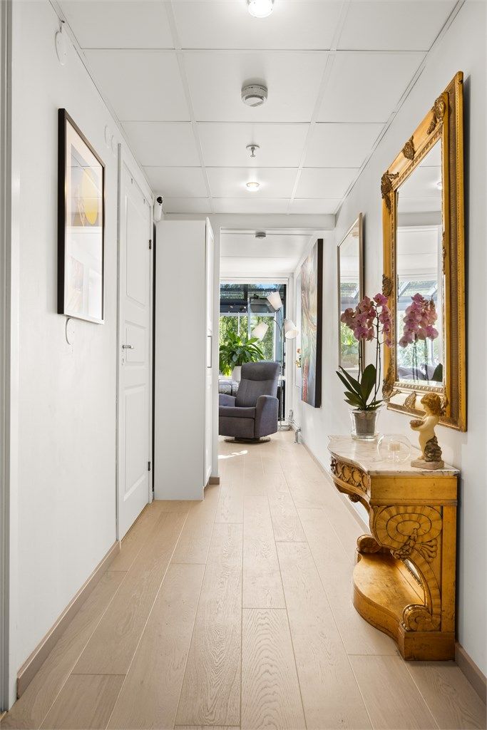 Fra gangen er det inngang til soverom, bad og stue.