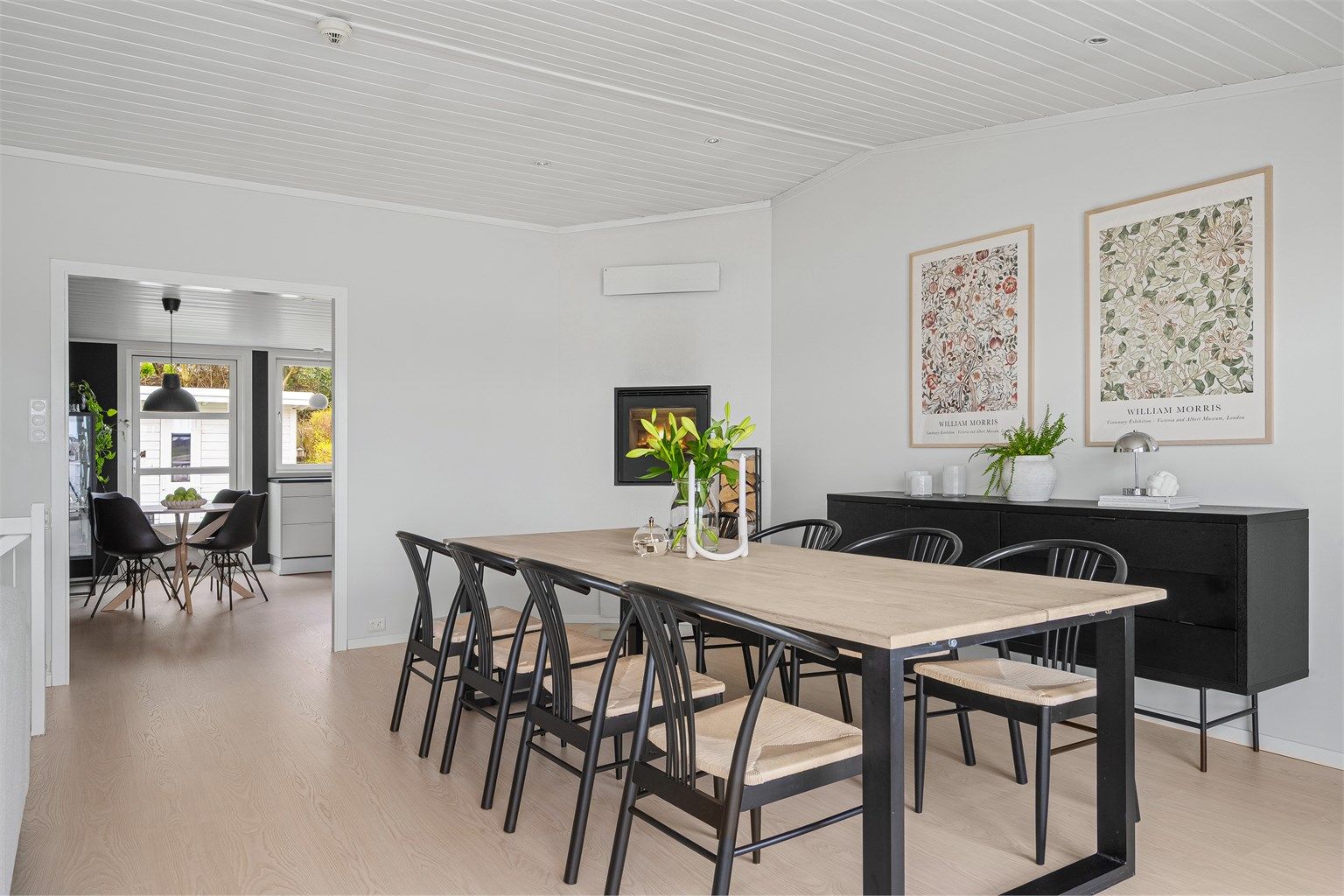 Stue og kjøkken ligger adskilt, men likevel noe åpent.