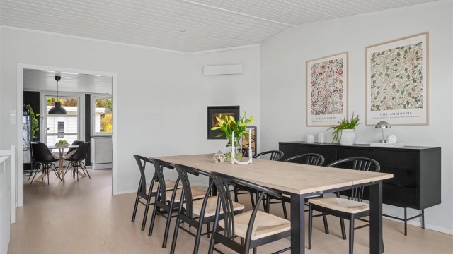 Stue og kjøkken ligger adskilt, men likevel noe åpent.