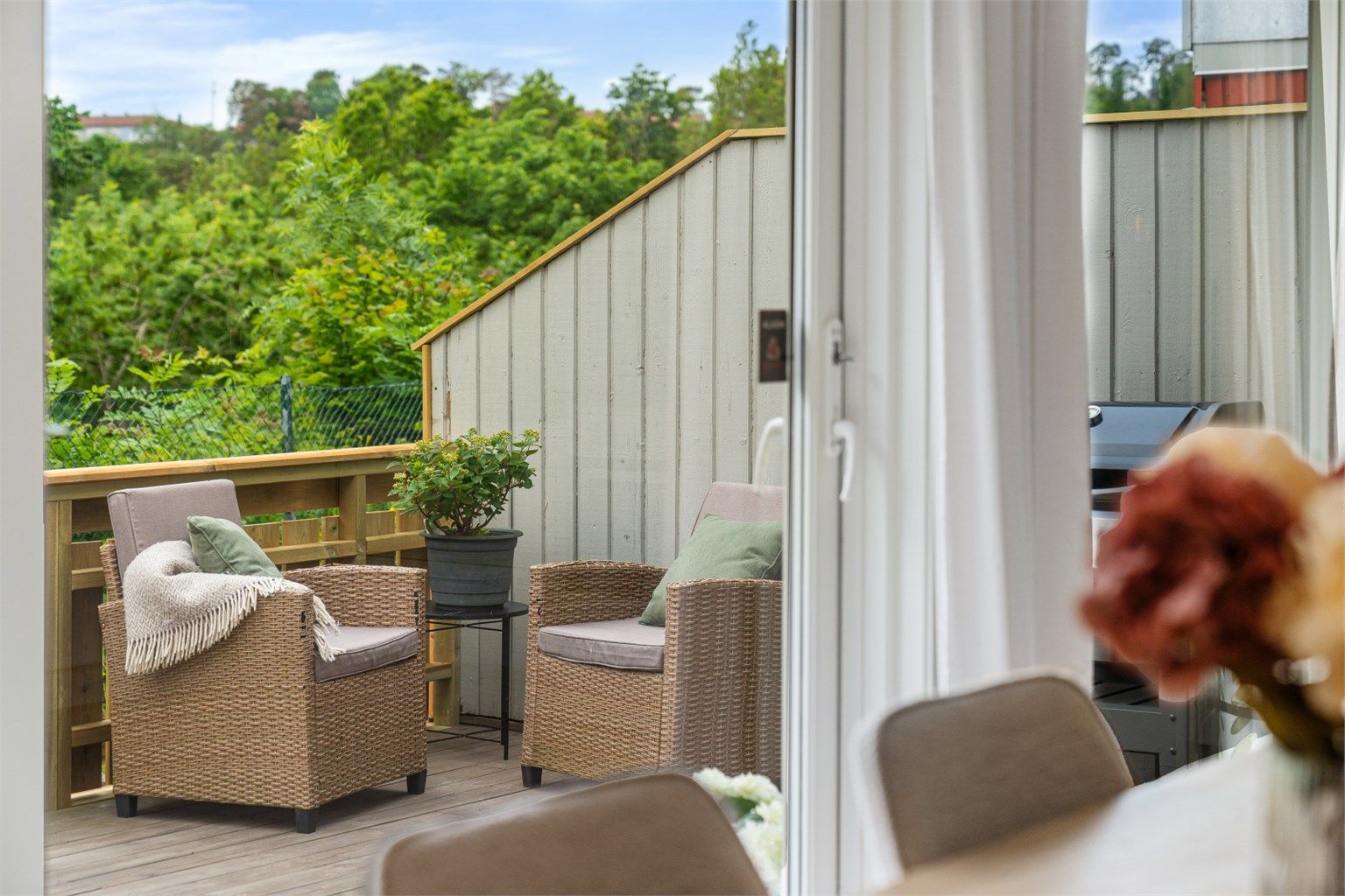 Nye terrassebord fra 2020 og nytt gjerde på terrasse fra 2026