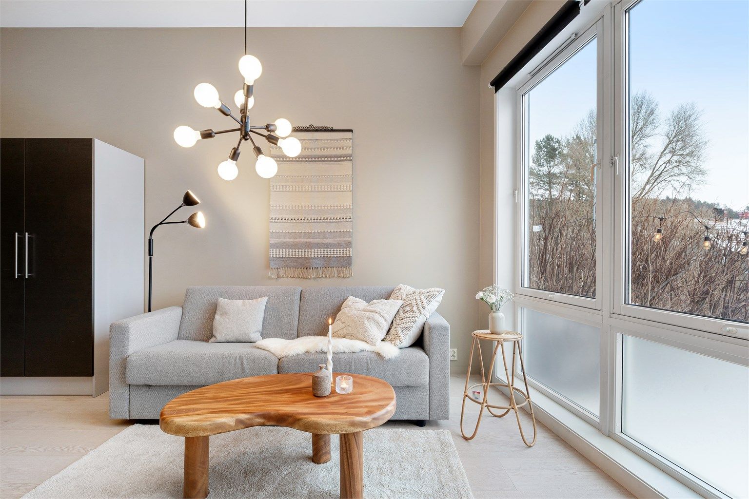 Det er god plass til både sofa og spisebord i stuen, med hyggelig utsyn mot markterrassen