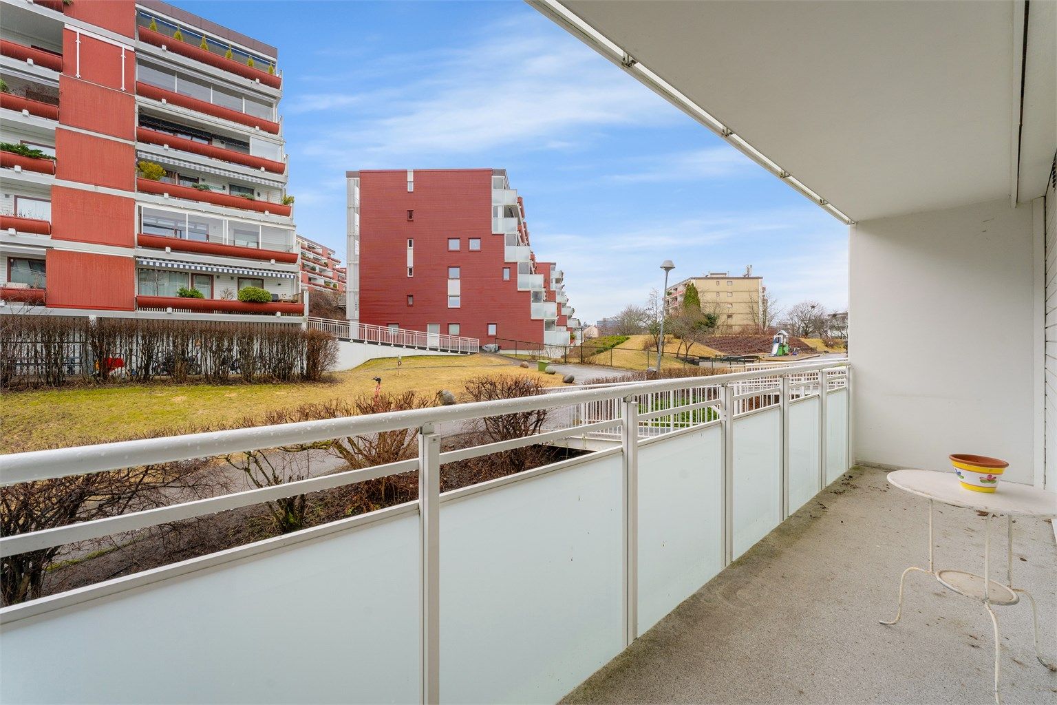  Leiligheten ligger i en høy 1. etasje med trappefri adkomst
